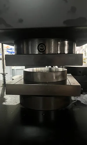 Máquina de ensayos universal servohidráulica, doble espacio, agarre de cuña